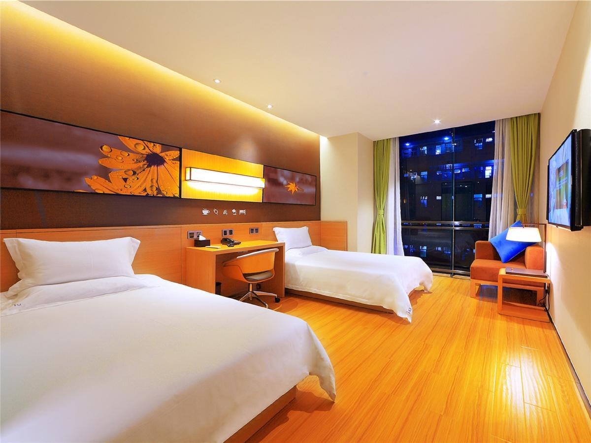 Iu Hotel Hezhou Bus Terminal Bagian luar foto