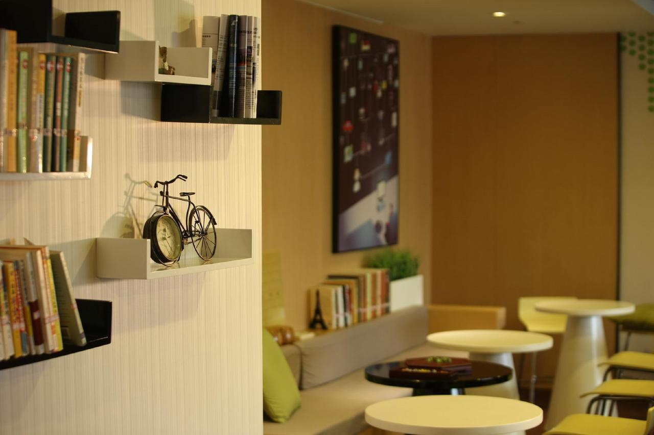 Iu Hotel Hezhou Bus Terminal Bagian luar foto